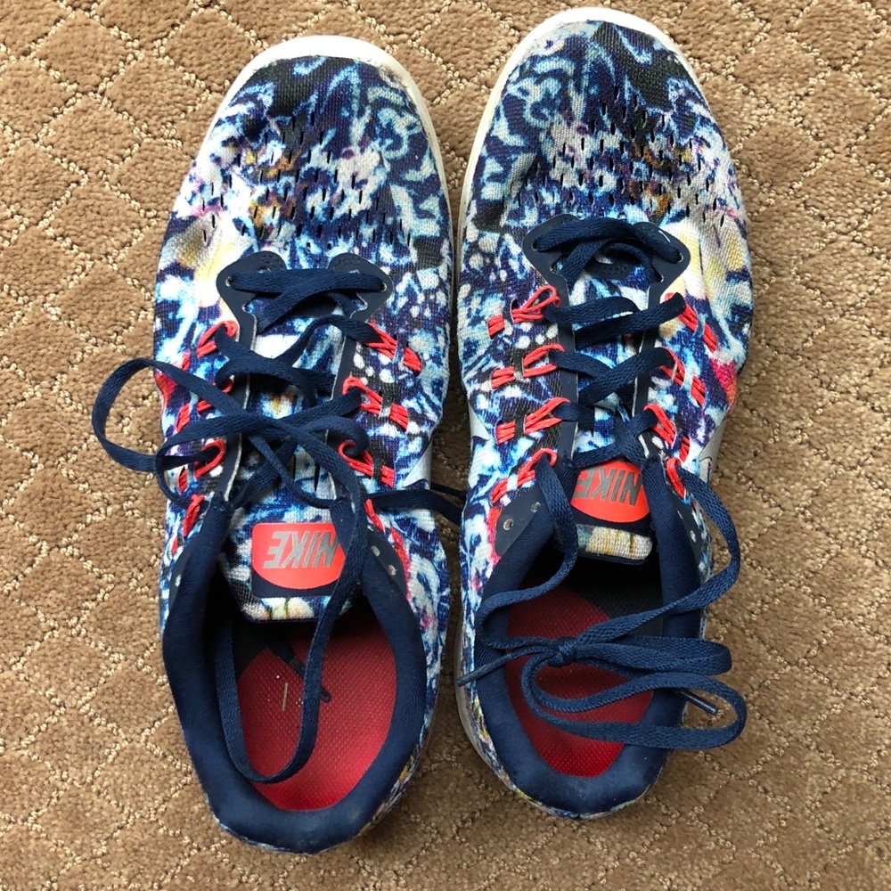 multicolored nike tennis shoes